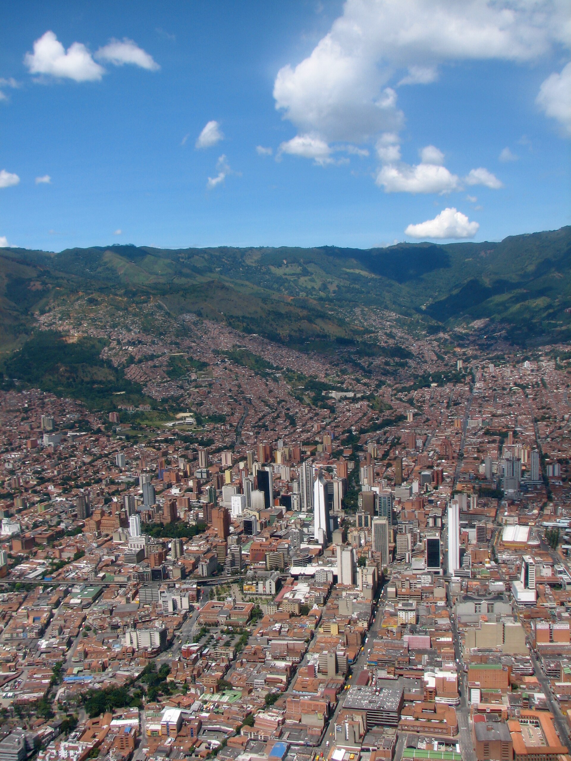 Vista panorámica de Medellín entre montañas